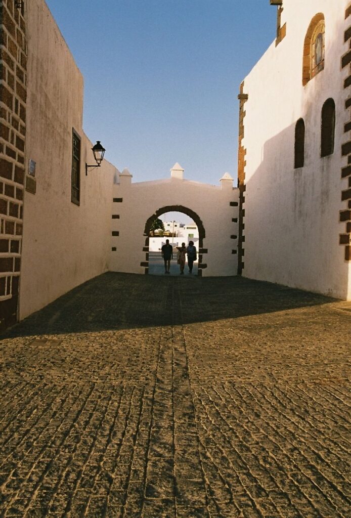 Calle adoquinada con un arco de piedra en Teguise, Lanzarote