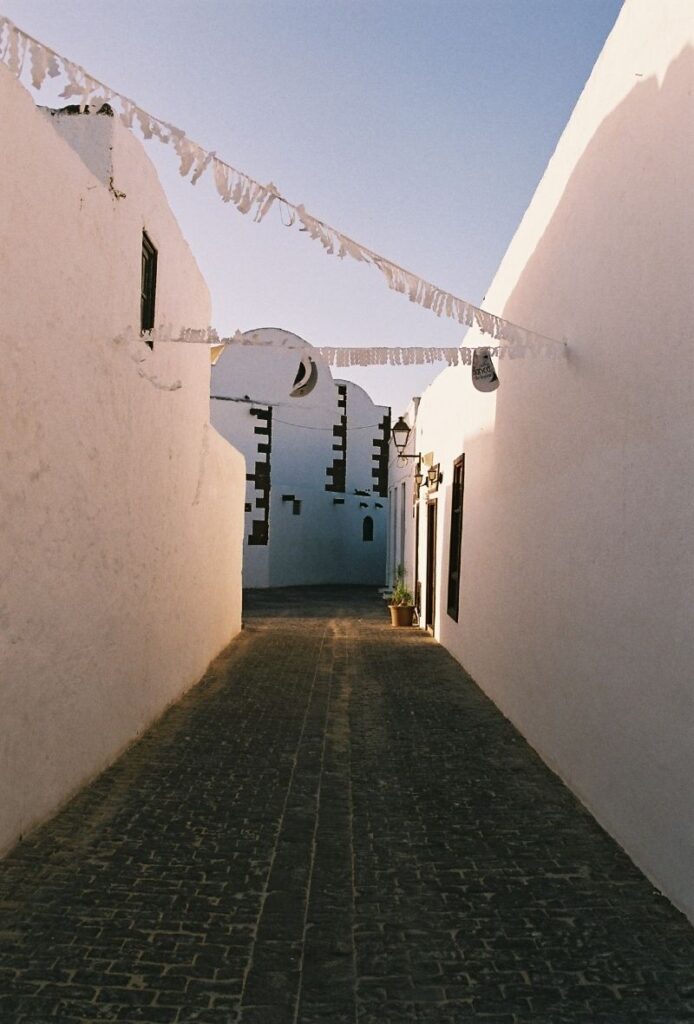 Banderolas en una calle adoquinada del pueblo de Teguise, Lanzarote