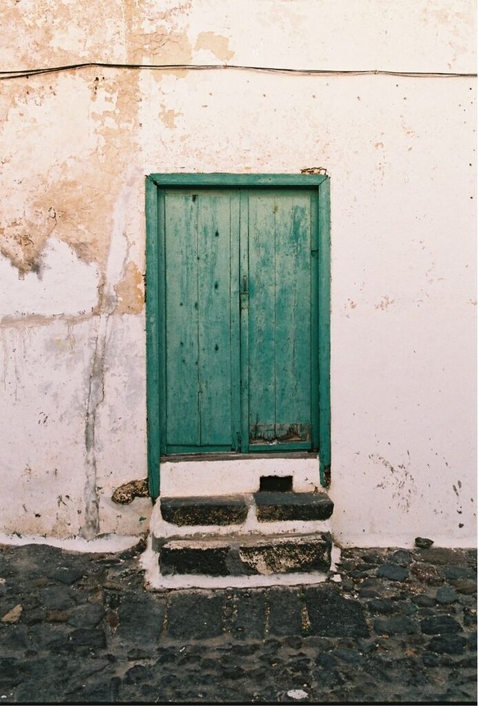 Puerta verde antigua en Teguise, Lanzarote