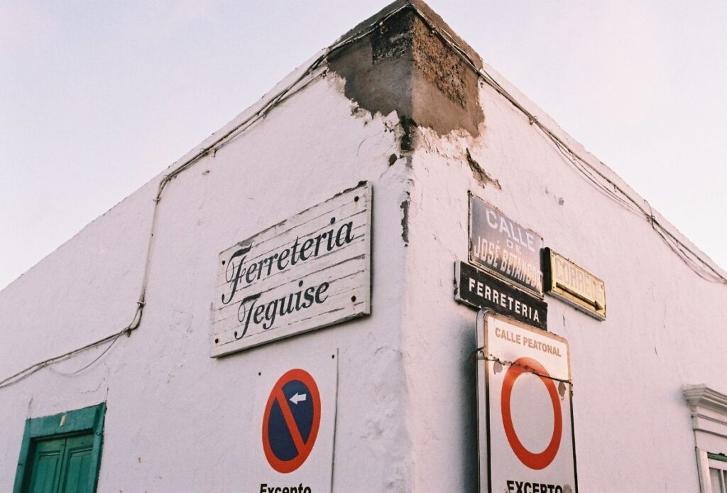 Fachadas y carteles antiguas en Teguise, Lanzarote