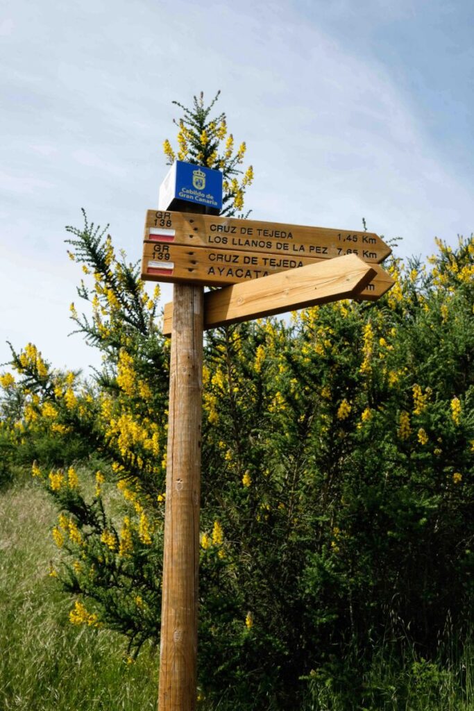 Indicación de sendero hacia la Cruz de Tejeda