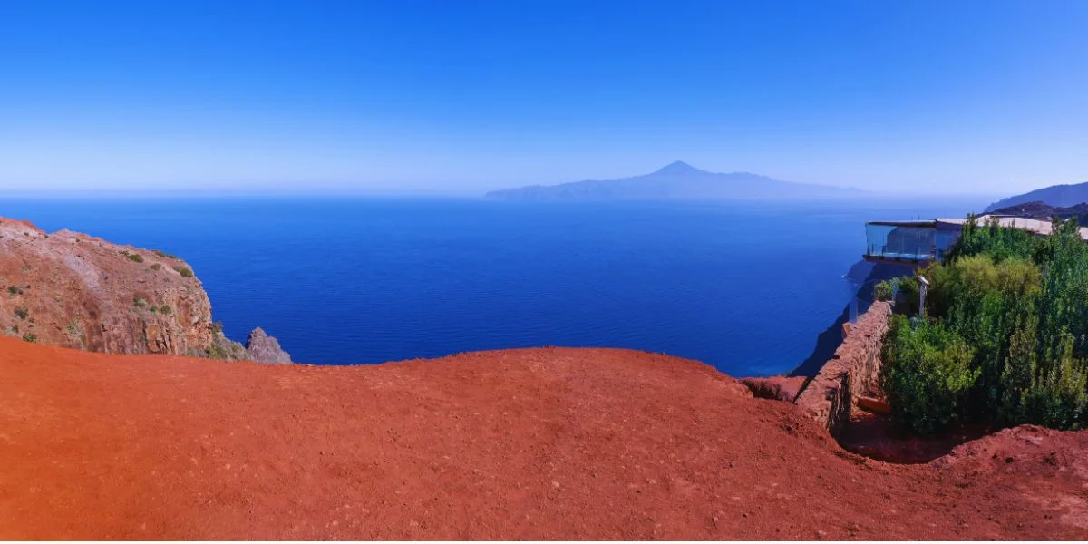 Vista de Tenerife desde el mirador de cristal de Abrante, en La gomera