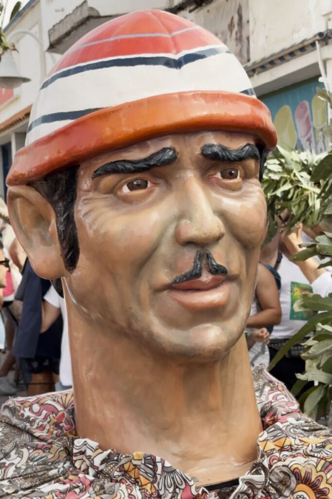 Figura de cabezudo o papahuevo en las fiestas de Agaete