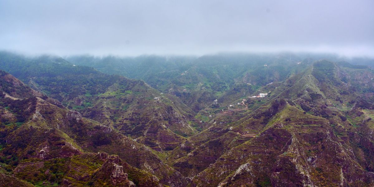 Montañas de Anaga con niebla en la cumbre