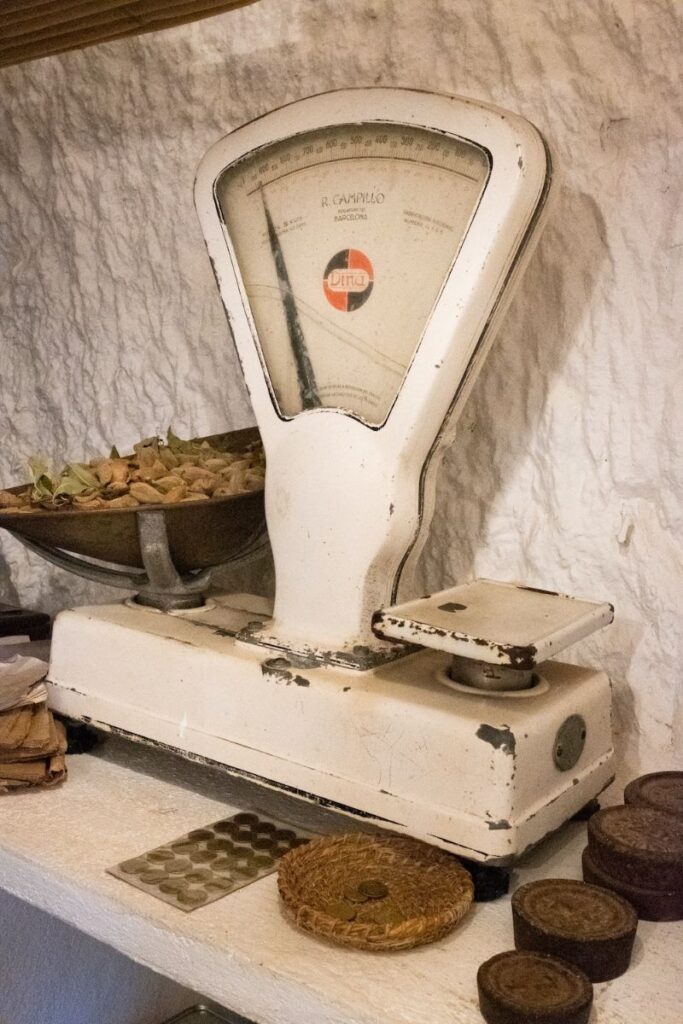Báscula tradicional dentro de casa cueva en Artenara