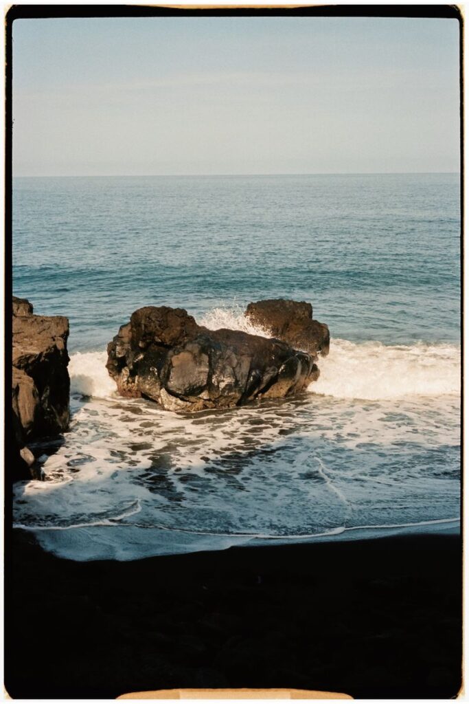 Olas chocando suavemente contra las rocas de una cala en Canarias