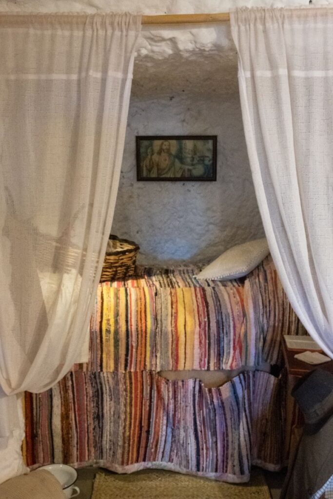 Dormitorio dentro de una casa cueva de Artenara