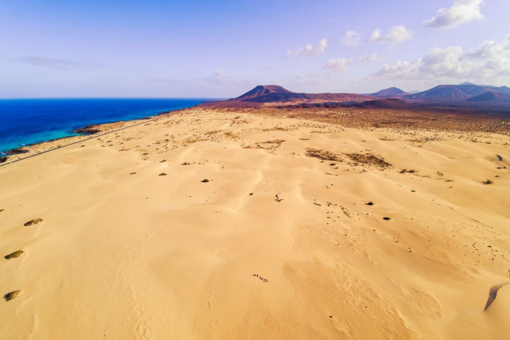 Dunas de Corralejo con carretera junto al mar