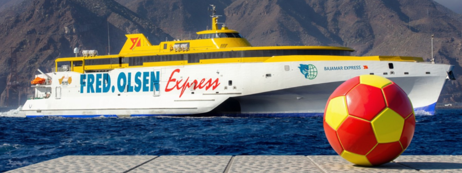 Barco de Fred Olsen Express con balón de los colores de la bandera de España