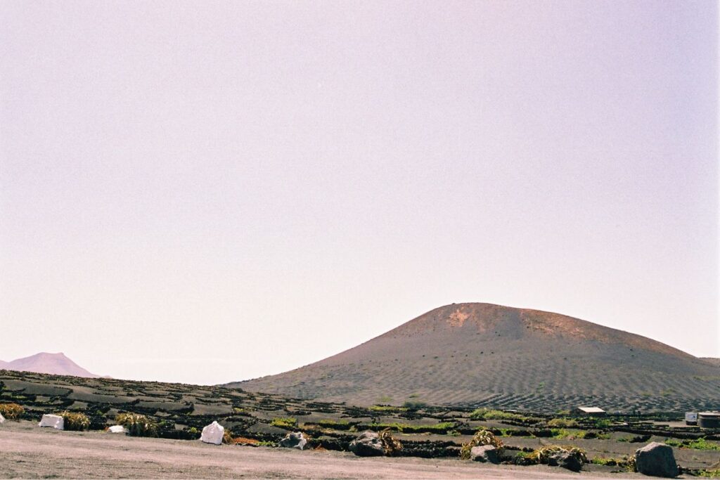 Montañas sobre el valle de La Geria en Lanzarote