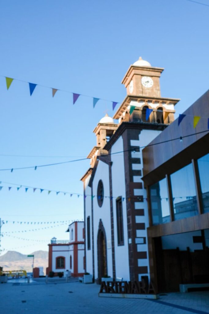 Plaza de la iglesia en el pueblo de Artenara