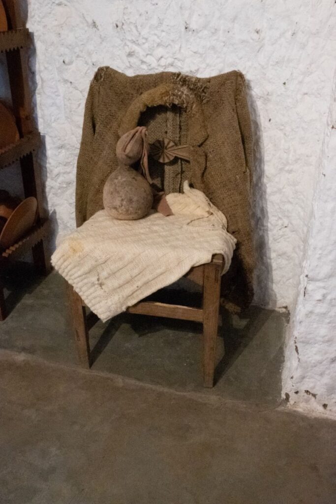 Mobiliario y ropa en una casa cueva de Artenara