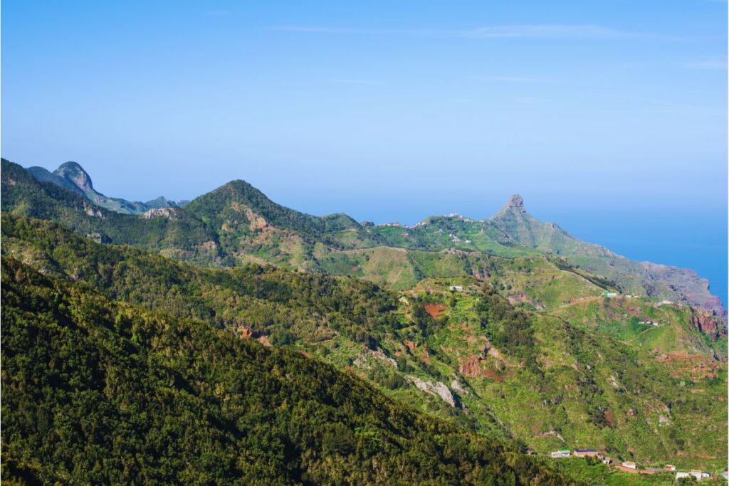 Montañas del macizo de Anaga con el océano de fondo