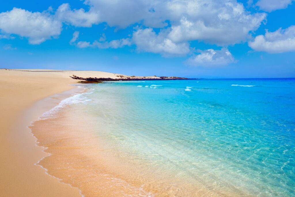 Playa de Corralejo con aguas de color turquesa