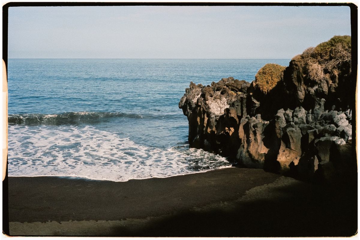 Orilla del mar en una cala de Canarias