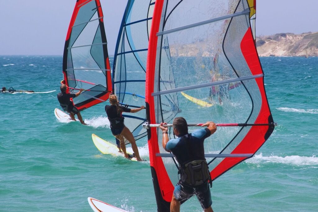 Surfistas practicando windsurf en la costa de Corralejo, Fuerteventura