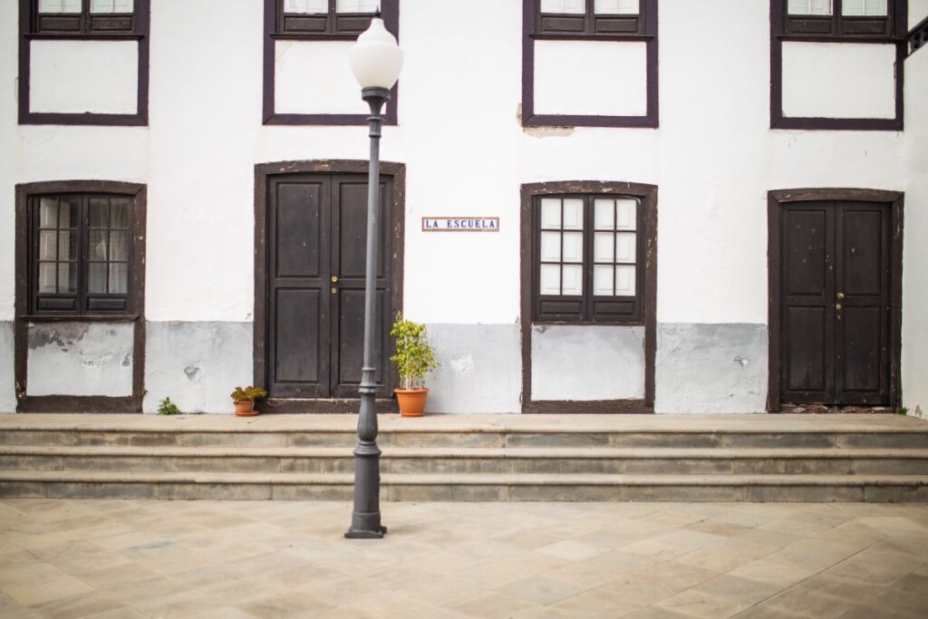 Letrero en el que se lee "La Escuela" en Hermigua