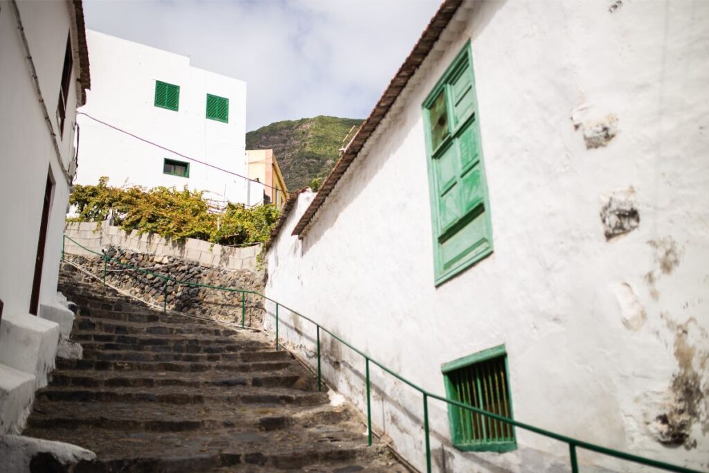 Escalera de piedra en el pueblo de ermigua
