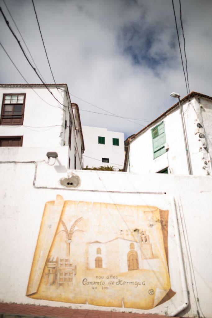 Mural en una pared de Hermigua, donde se presenta el Convento de Santo Domingo