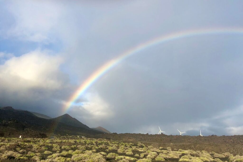 Arcoíris sobre los volcanes de la palma