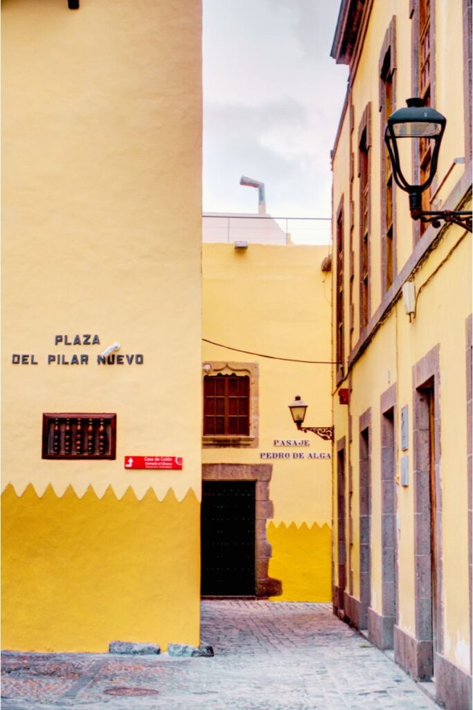Plaza del Pilar Nuevo con fachadas amarillas