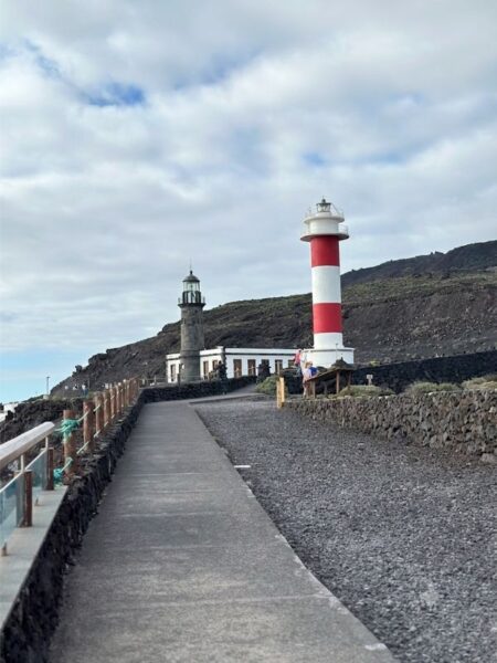 Camino hacia los dos faros de Fuencaliente