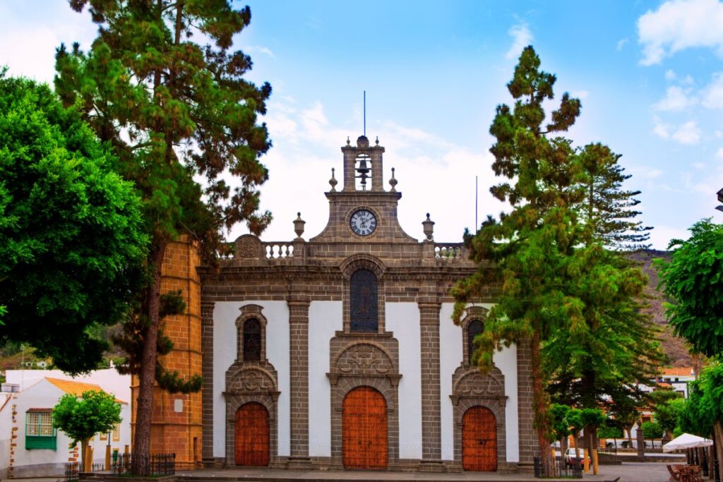 Fachada de la iglesia de nuestra señora del pino en Teror