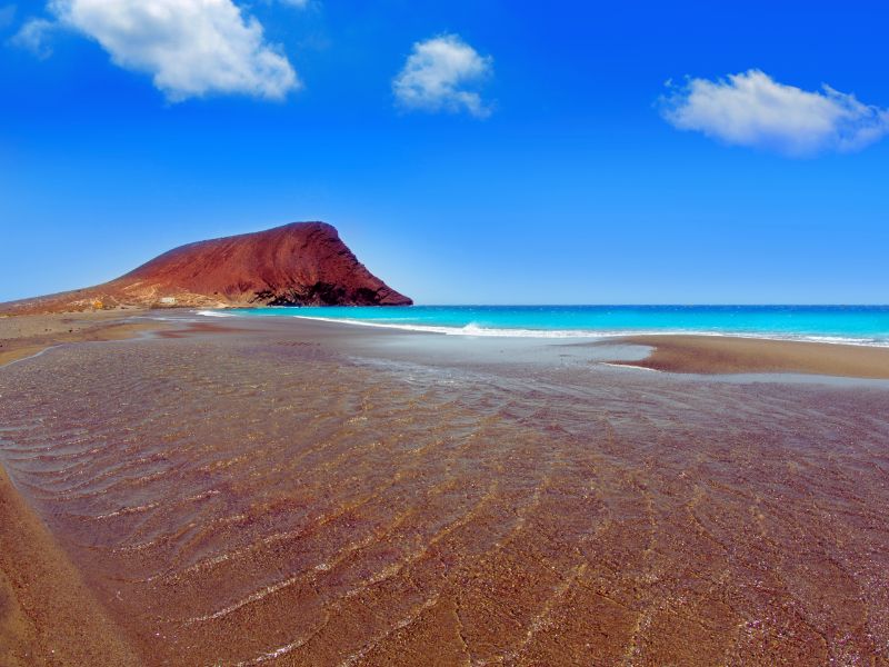 Playa de la Tejita con la Montaña Roja al fondo