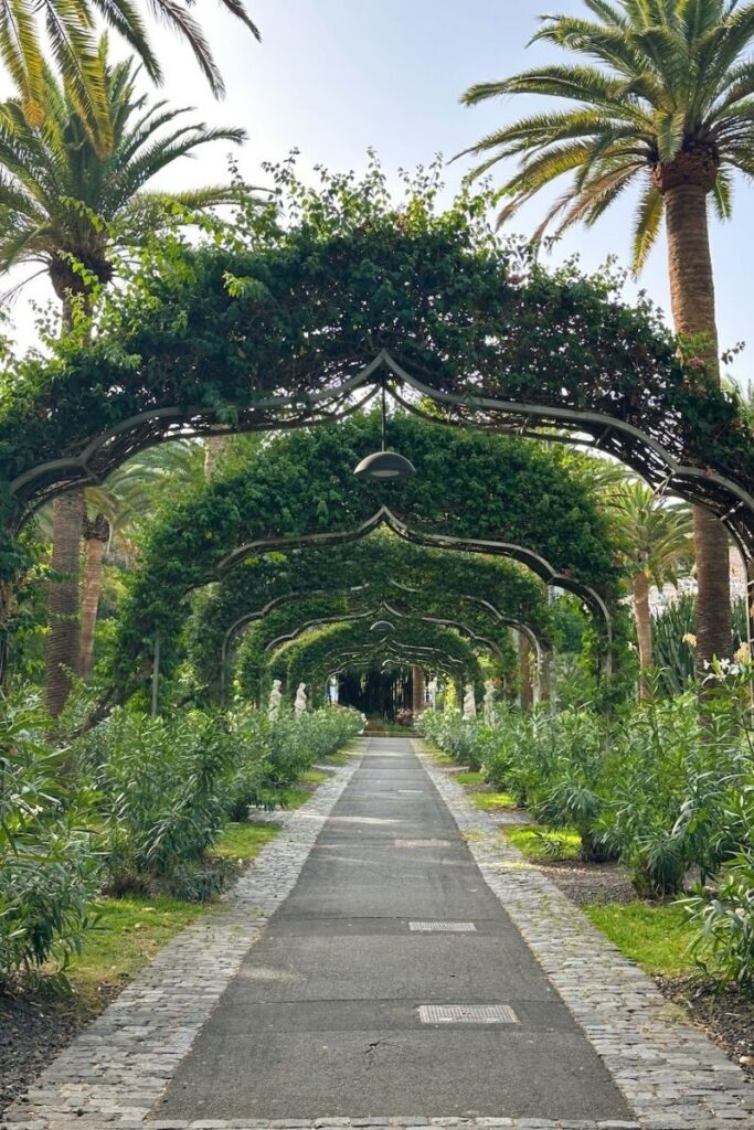 Paseo con pérgolas de vegetación en el Parque García Sanabria
