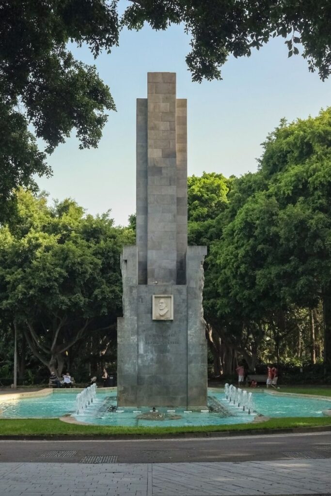 Monolito de piedra gris en una fuente del Parque García Sanabria
