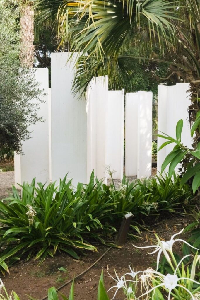 Escultura "Laberinto" de color blanco en Santa Cruz de Tenerife