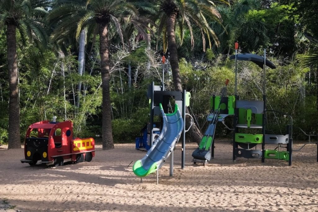Columpios y zona infantil en el Parque García Sanabria