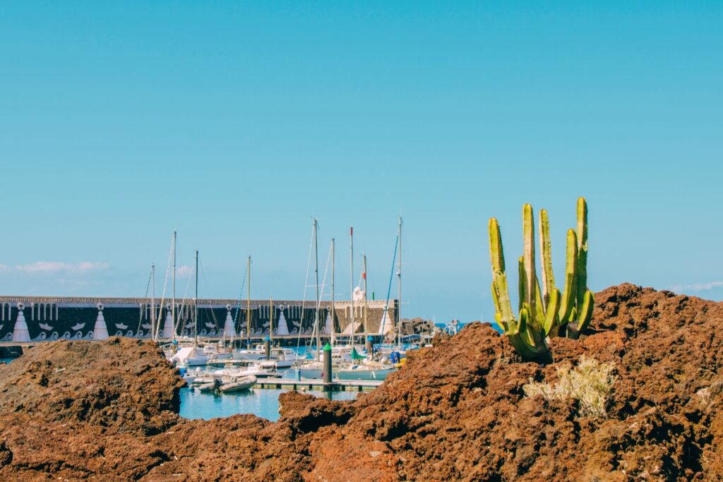 Barcos veleros en el puerto de La Restinga en El Hierro