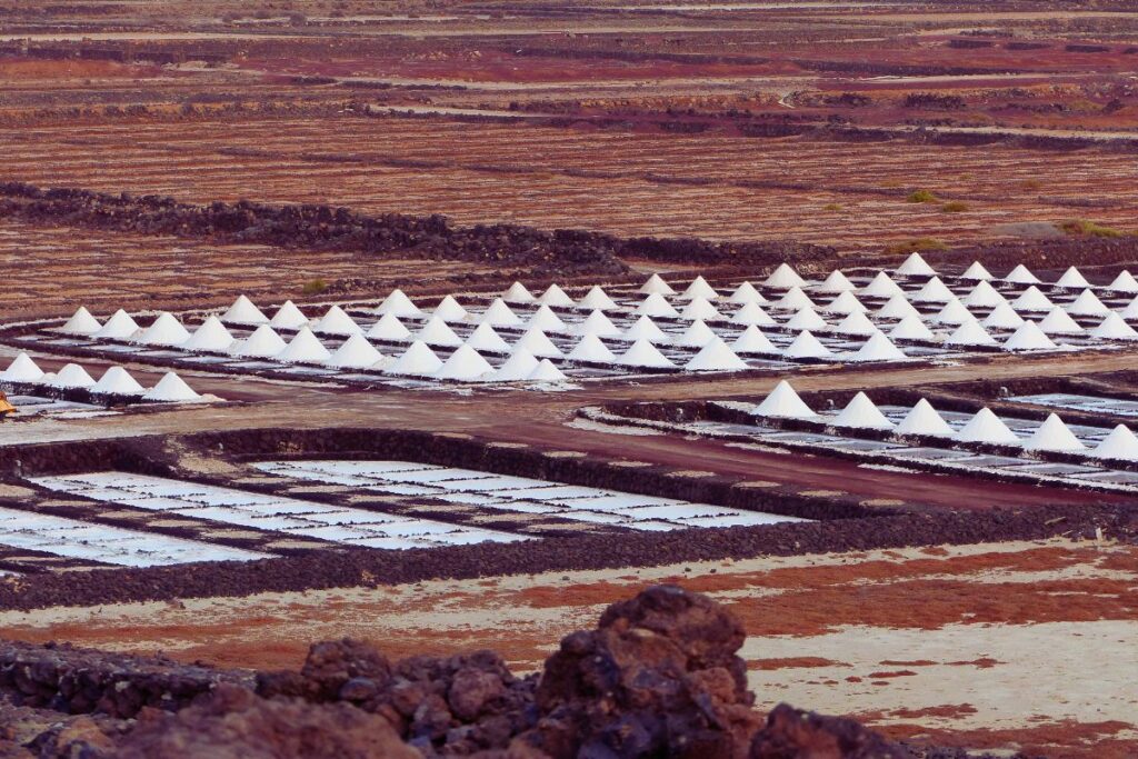 Montañas de sal en las salinas de Janubio