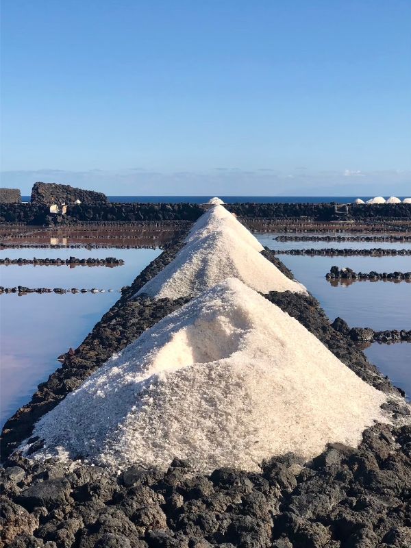 Primer plano de las pirámides blancas de sal de las salinas de Fuencaliente