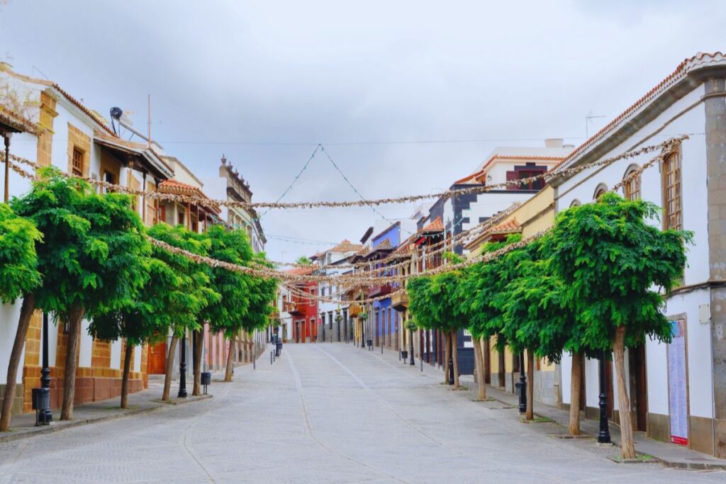 Calle tradicional con fachadas canarias en Teror