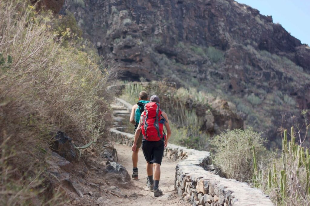 Senderistas caminando en Barranco del Infierno