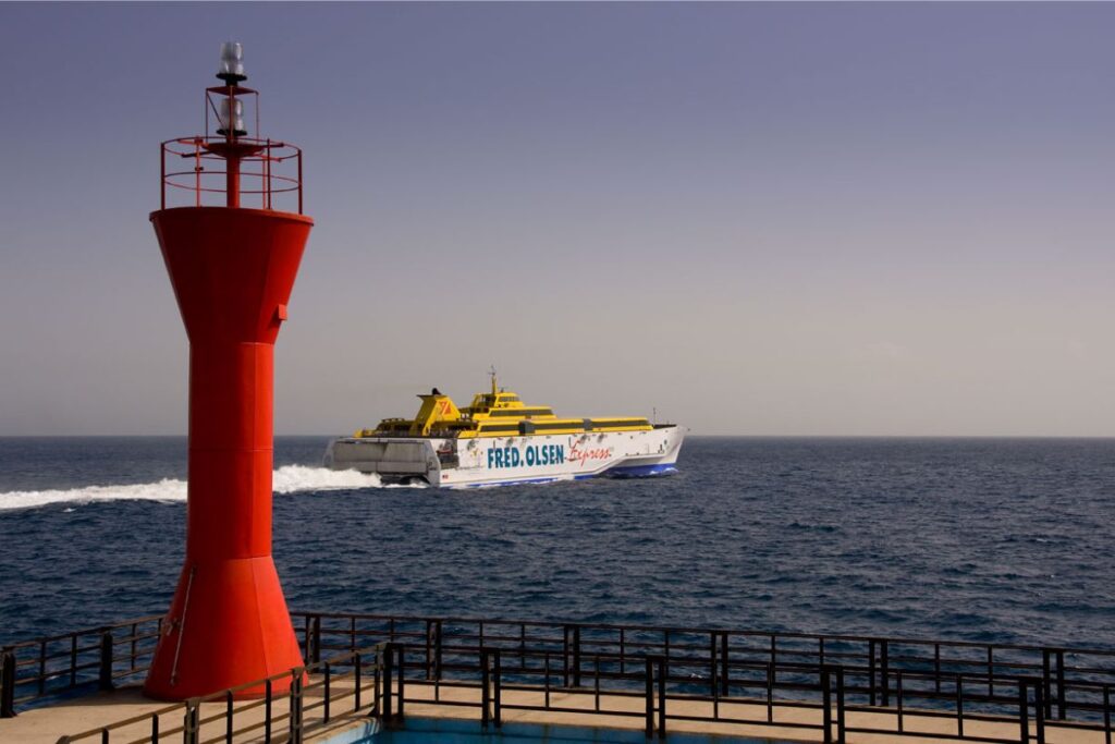 Barco de Fred. Olsen Express saliendo del puerto de los Cristianos rumbo a otra isla
