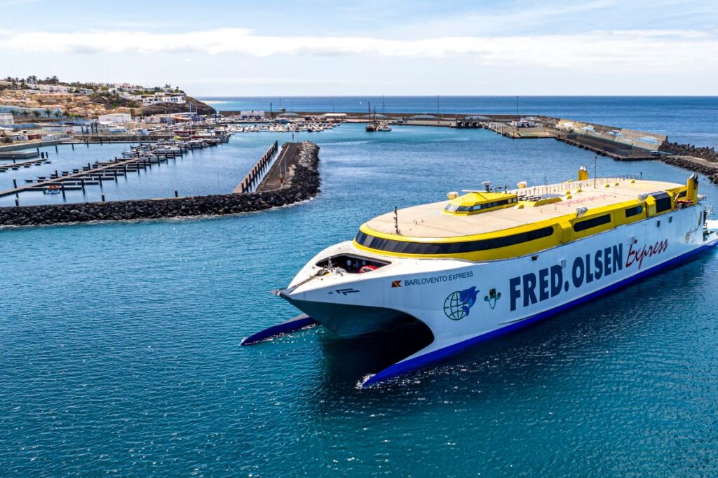 Ferry Barlovento Express saliendo del puerto de Morro Jable