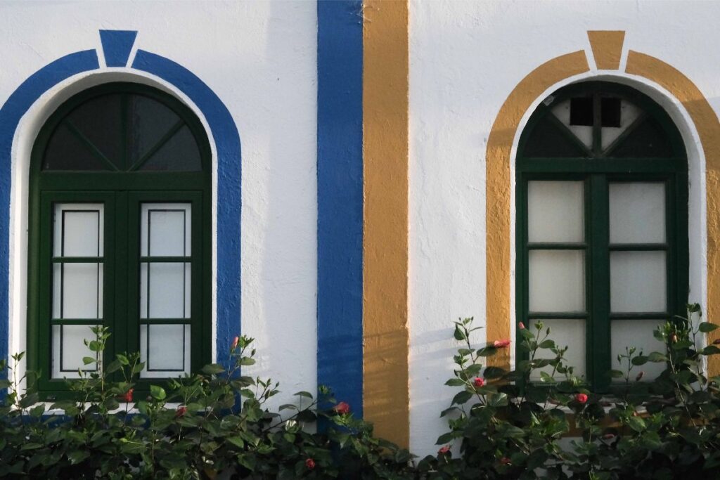 Ventanas en fachadas multicolor del Puerto de Mogán