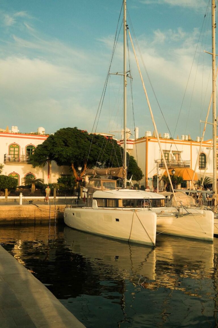 Veleros amarrados en el Puerto de Mogán