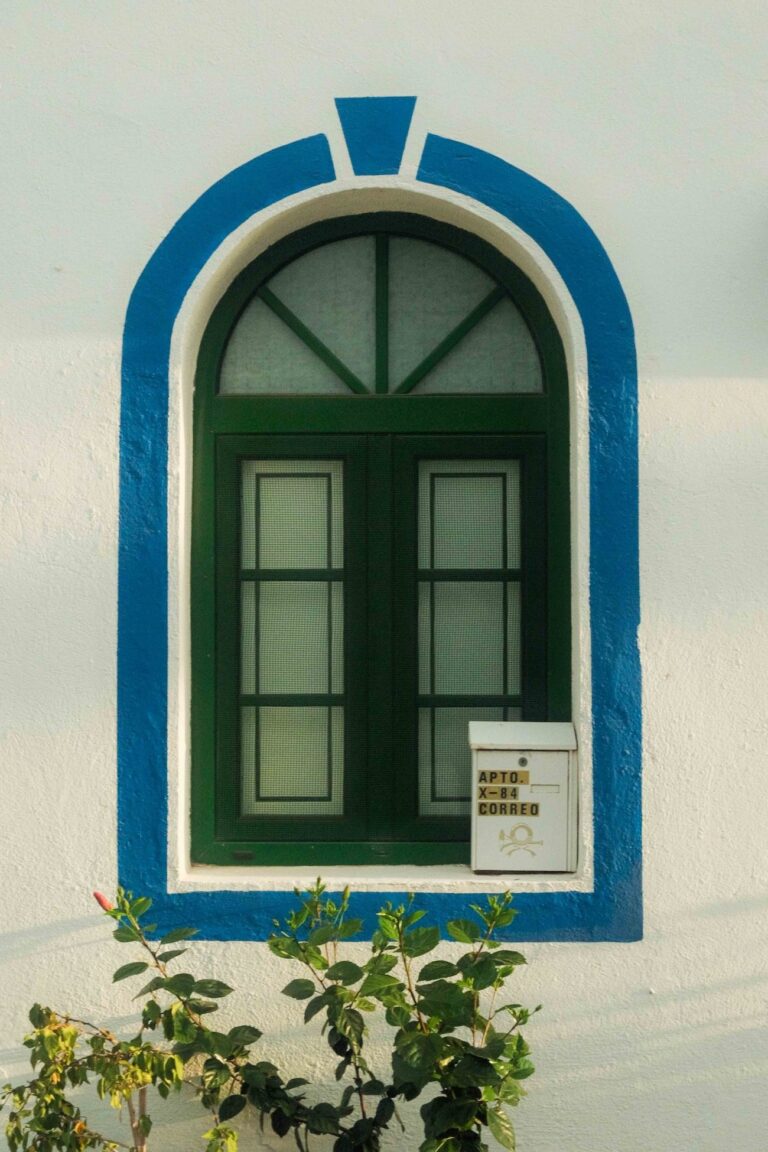 Ventana verde con detalles azules en el Puerto de Mogán