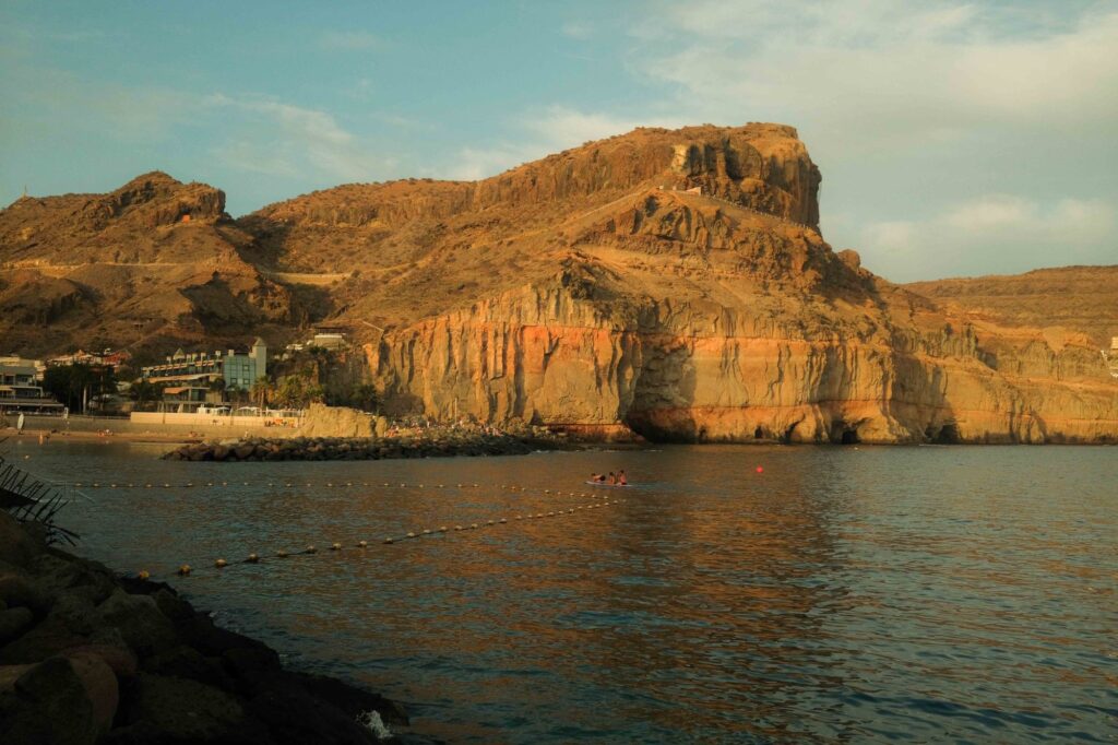 Acantilado junto a la playa de Puerto de Mogán