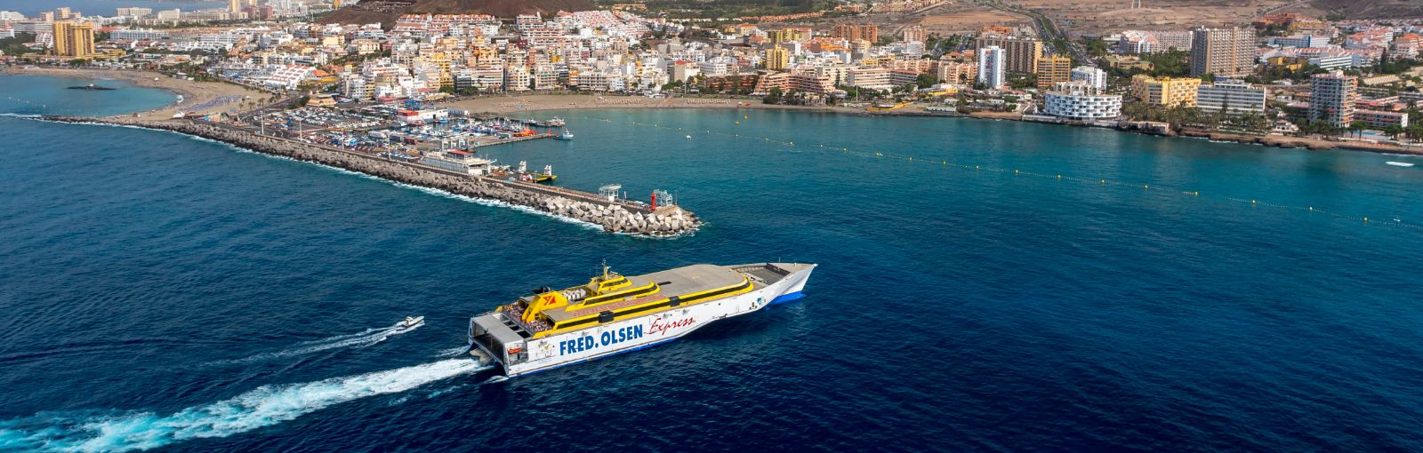 Entrada de trimarán al puerto de Los Cristianos, en Tenerife