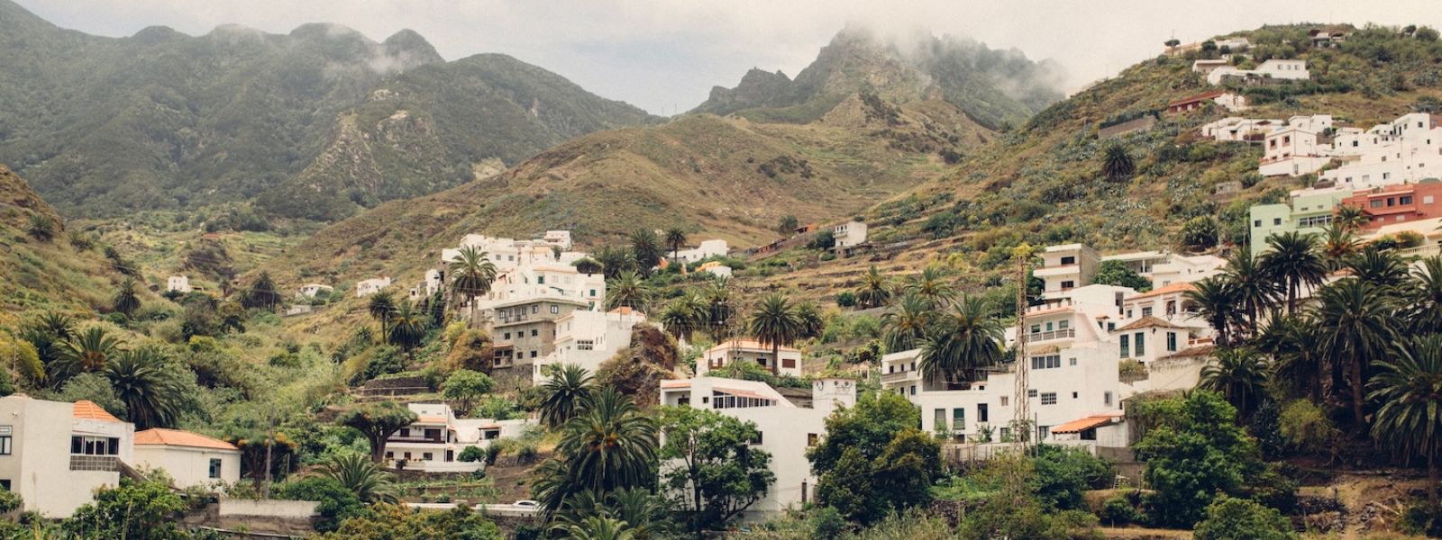 Vista del caserío de Taganana hacia las montañas de anaga
