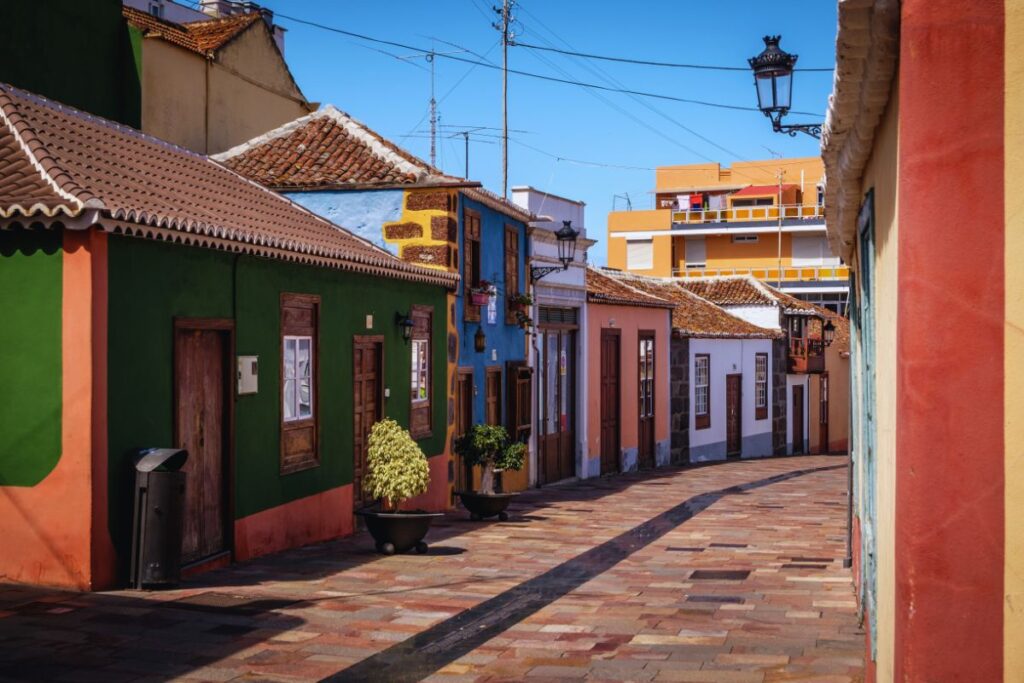 Calle empedrada Calvo Sotelo con casas de vivos colores en los Llanos de Aridane, la Palma