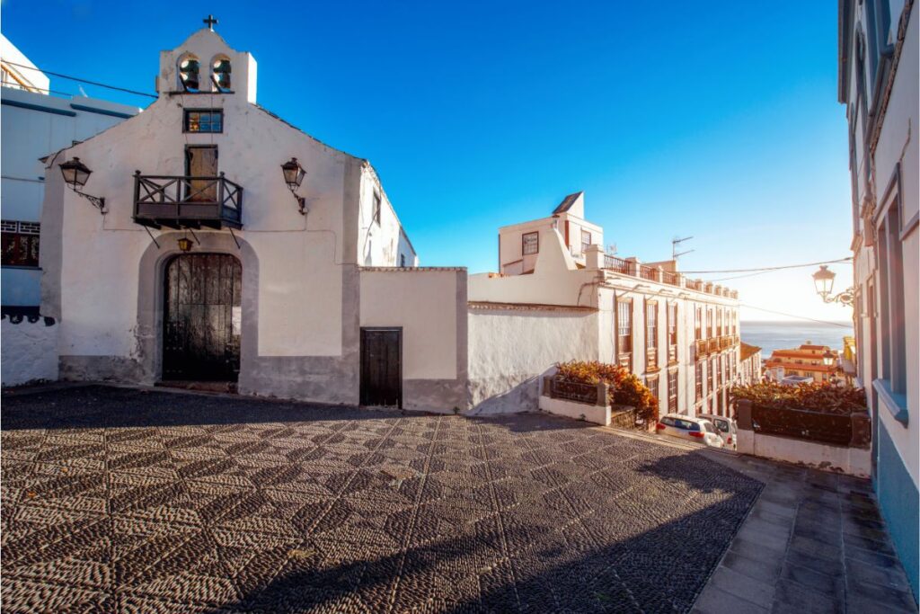 Ermita de San Sebastián con fachada blanca en Santa Cruz de La Palma