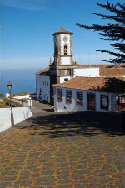 Calle empedrada que discurre hasta iglesia parroquial de San Blas en Mazo, La Palma