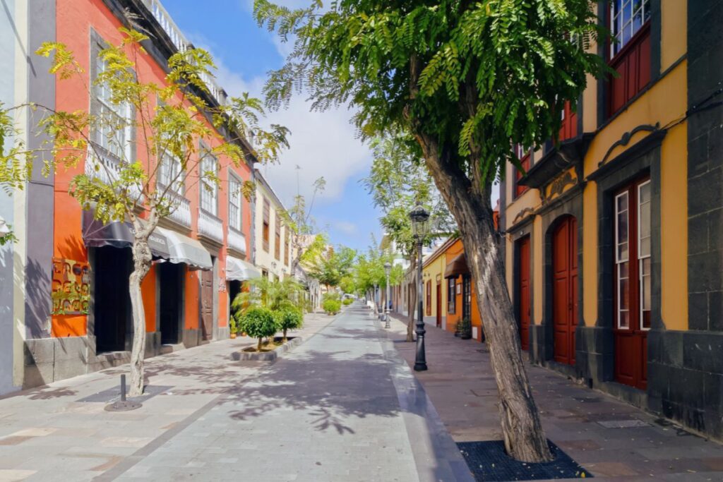 Calle adoquinada en los Llanos de Aridane, con fachadas de colores a ambos lados