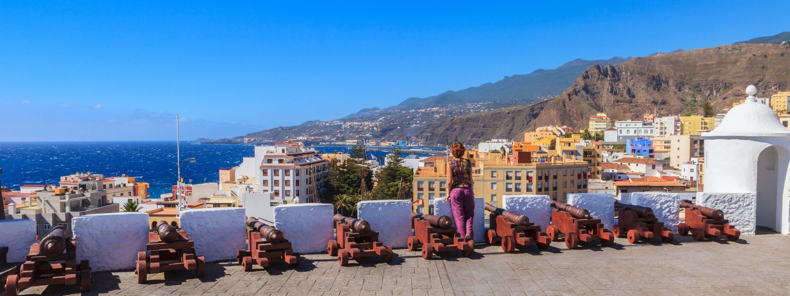 Vista de Santa Cruz de La Palma desde el Castillo de la Virgen, con varios cañones que apuntan al mar